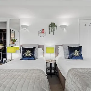 Escape To The Sea Large Property- 150 Meters- Sleeps 5 - Fast Wifi Brighton