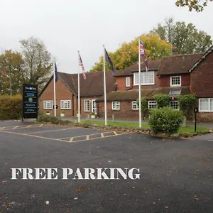 Landhaus Trivelles Waterhall Country Gatwick & Airport Parking